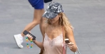 Rita Ora mặc váy ngủ không nội y ra phố